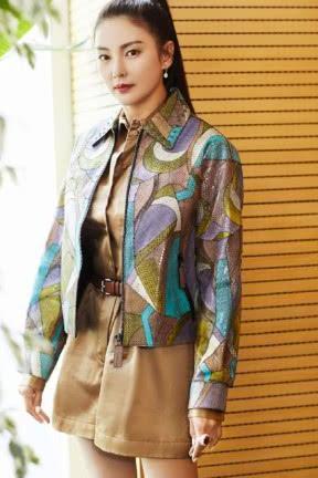 31岁张雨绮厉害了!黄色t恤搭配百褶裙非常减龄