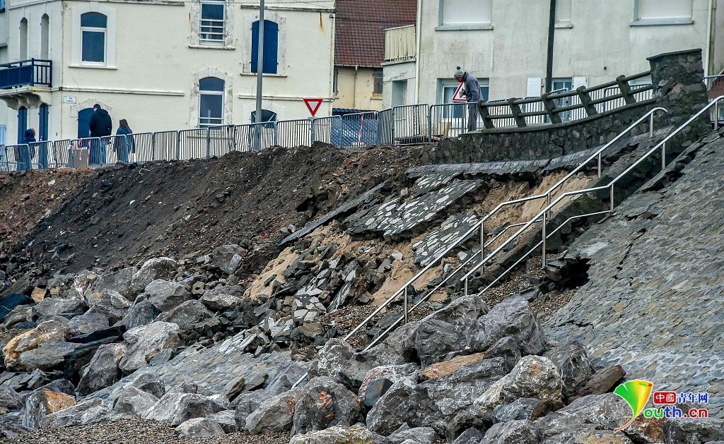 风暴埃莉诺过境 法国海堤成碎石