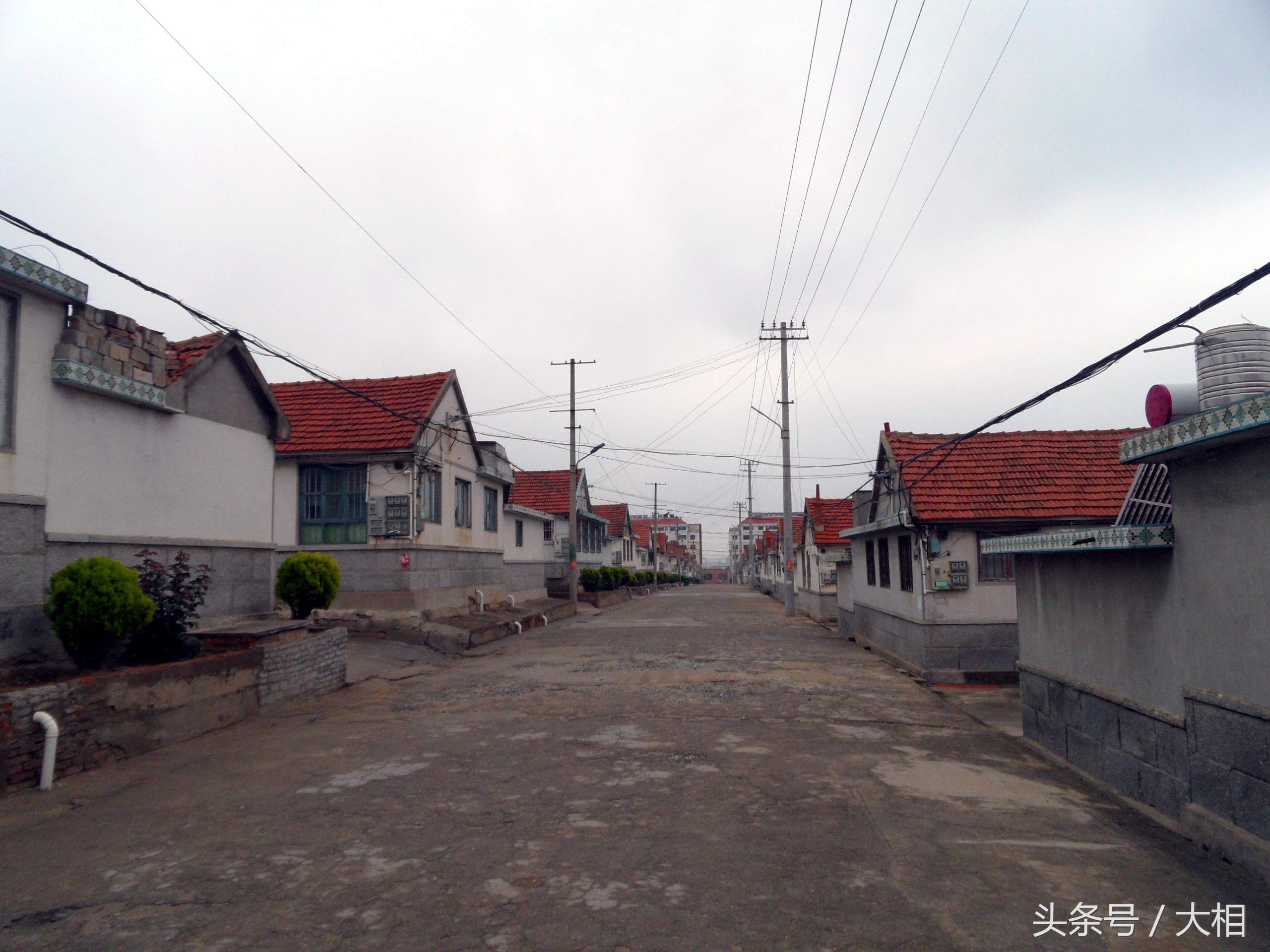 雨中走进乳山官地村，房屋正在拆迁，街道依然整洁