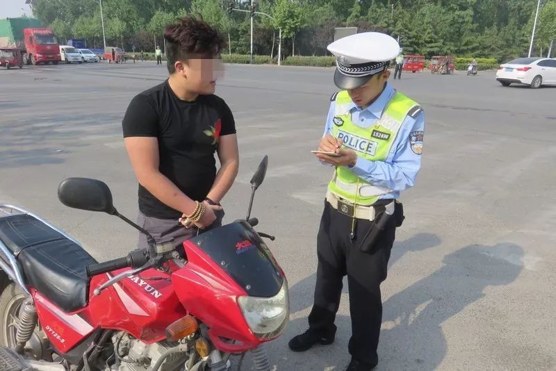 临沂交警整治摩托车、三轮车交通违法行为 持