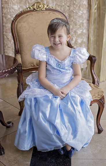 外国5岁小男孩喜欢穿裙子当女生,父母全力支持