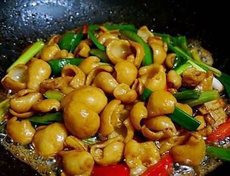 爆炒肥肠，做法简单，口感丰富，能吃十碗饭!