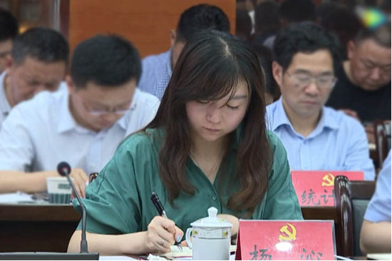 29 岁女行长挂职副县长引质疑, 其父曾供职九江