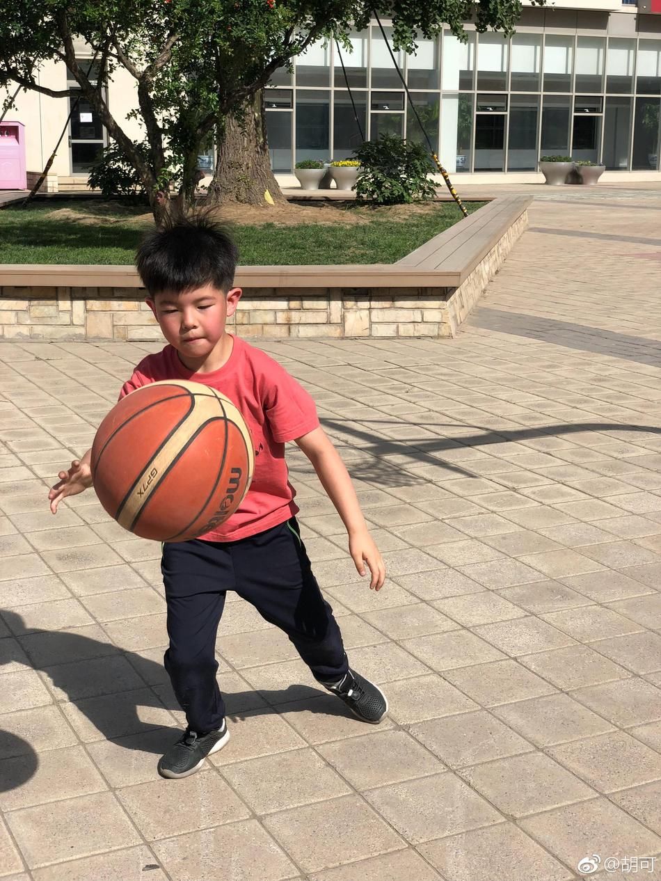 安吉踢完足球打篮球 小小男子汉力量爆棚