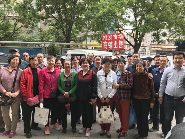 兰州九钢职工在原工会主席的带领下参观兰州新区及国源粮油市场