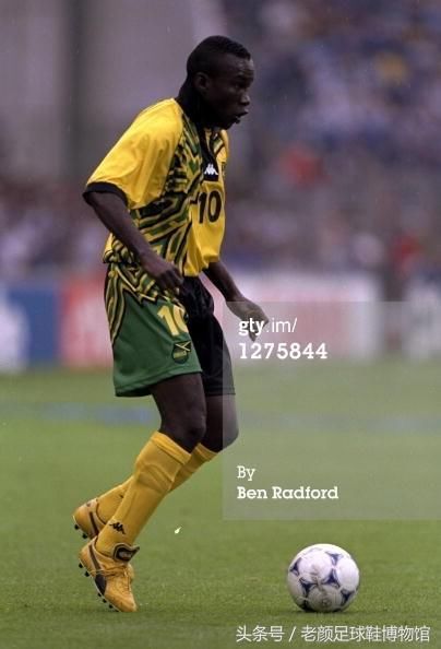 1998年法国世界杯足球鞋回顾,三色足球五彩鞋