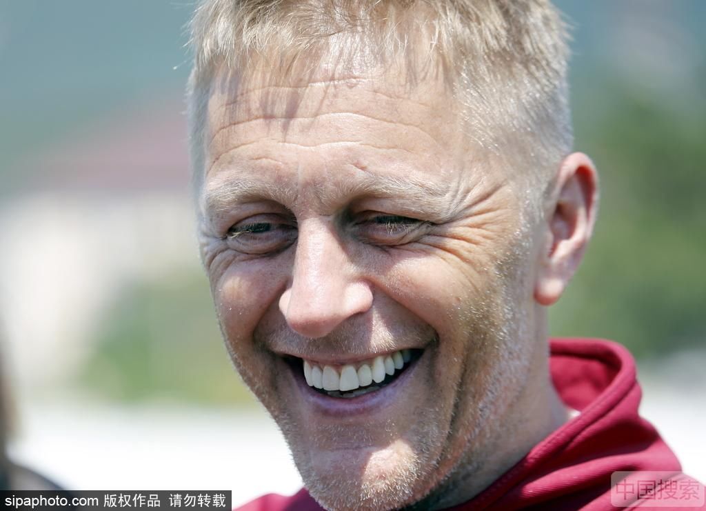 冰岛队举行首堂训练课 高温难挡球迷热情