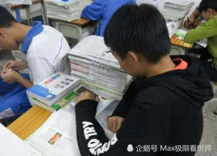 初中生vs高中生vs大学生,上课玩手机有何初中女生差别轩紫图片