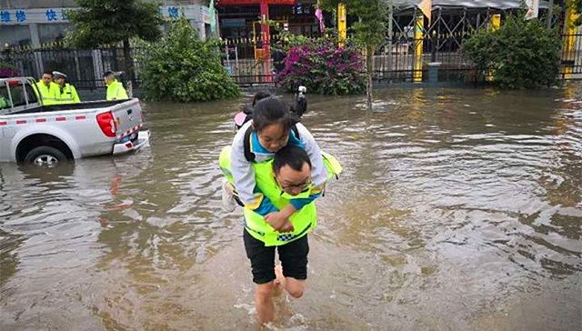 强风暴雨夜袭四川乐山 成昆铁路18趟旅客列车受影响