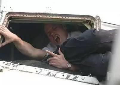 川航驾驶舱玻璃破碎后发生了什么?英雄机长天