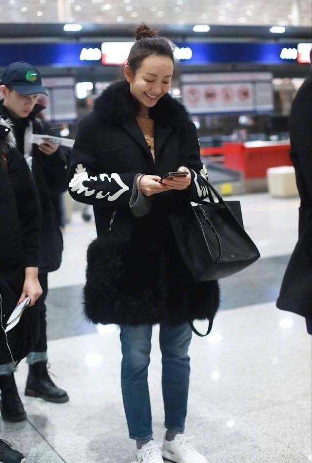 女明星机场拍证明是真冷,比起关晓彤的袋子网友更嫌弃