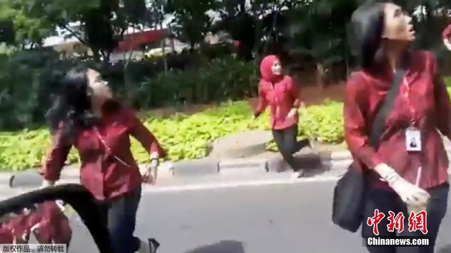 印尼附近海域发生6.4级地震 民众街头避难