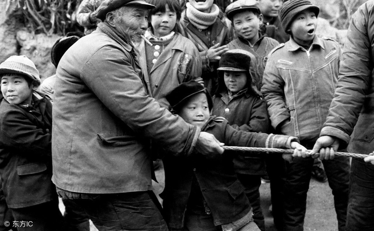 70、80年代农村老照片推着木车的下乡知青，抢水壶浇花的小孩