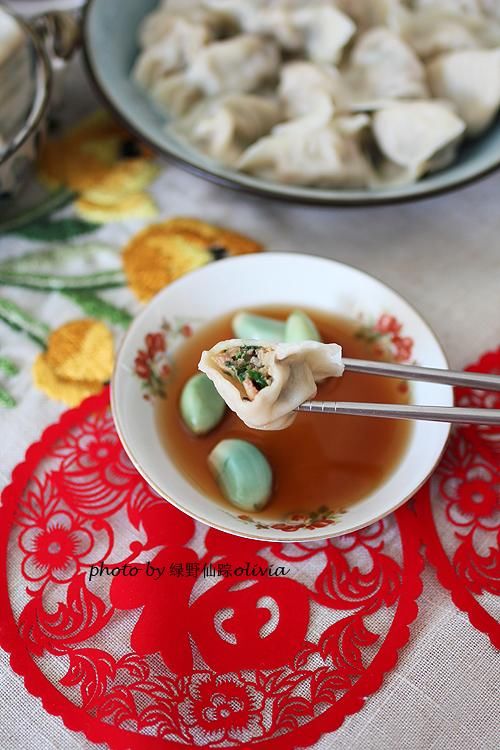 老妈包的饺子极香极好吃，一口气吃一大盘，春天多吃这种馅准没错