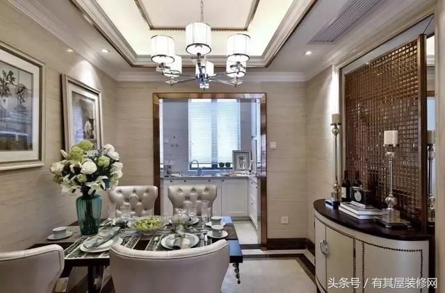 客厅 欧式给人的感觉就是贵气华丽,但是这套欧式案例确是给人不一样的清爽。 欧式与现代风格的结合,没有繁杂的吊顶灯也能感受到家装的质感。 不成套欧式风格沙发搭配简约的小茶几,有欧式风格的大气。 沙发两侧和背景墙对称设计,包括沙发靠枕的搭配也是成对,是一种中国传统的对称美。
