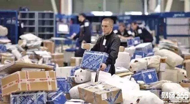 斯里兰卡小哥托运中国电视回国!老外们也爱剁