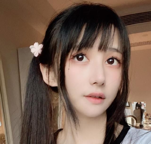 蔡萝莉又被实锤了，小腿堪称运动员，没有美颜小腿肌肉一大坨
