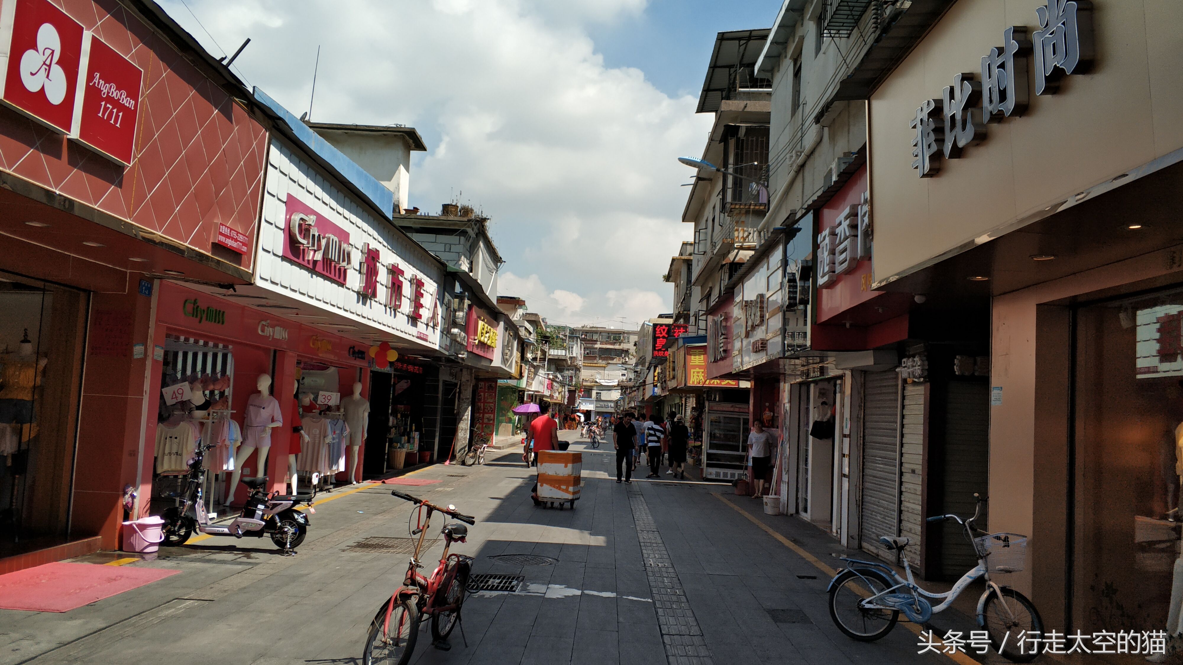 深圳双龙地铁站，数以万计的打工者从这里涌入到深圳的大小街道中