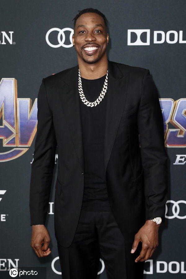 霍华德亮相复联4首映礼 性感胡茬小脏辫依然是