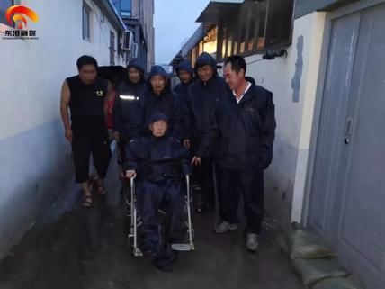 撤离百岁老人、羊圈救人……台风期间!这些瞬间温暖日照 皇冠国际皇冠国际