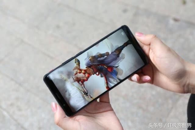 努比亚红魔游戏手机开箱,唯一遗憾少了手柄