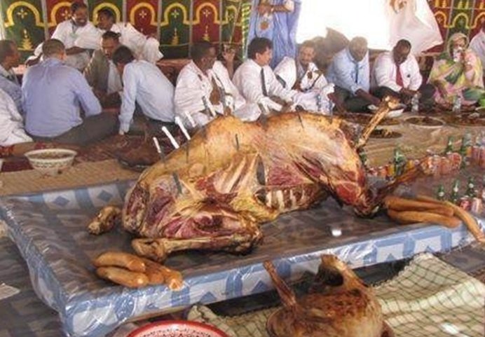 阿拉伯人招待贵客的国宴，一整只的烤骆驼
