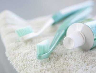 几毛钱的牙膏涂脸上,五分钟祛斑,早起斑点全消