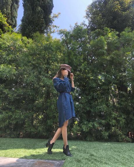 昆凌穿复古牛仔裙小露香肩 头戴贝雷帽低头甜