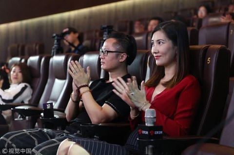 插刀门女主角边潇潇自爆怀上二胎,一家三口现