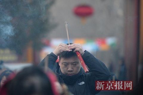 雍和宫抢头香新年祈福 外地游客称“年味十足”