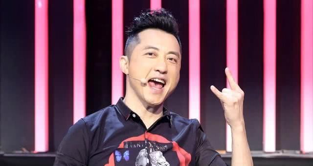 看了19岁伊能静的颜值，再看52岁的她后，不打针的脸过于真实