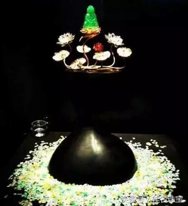 2700颗蛋面衬托上亿帝王绿观音王,美玉背后故
