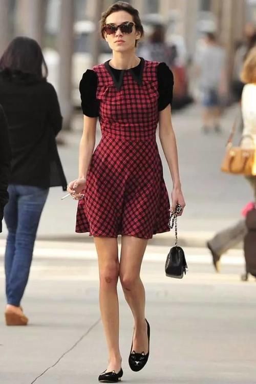 女乘客扔万元现金称 不要了 公交司机寻失主未