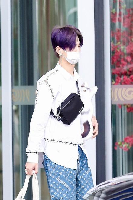 黄明昊范丞丞被关麦, 尴尬对视表示无奈, 网友: