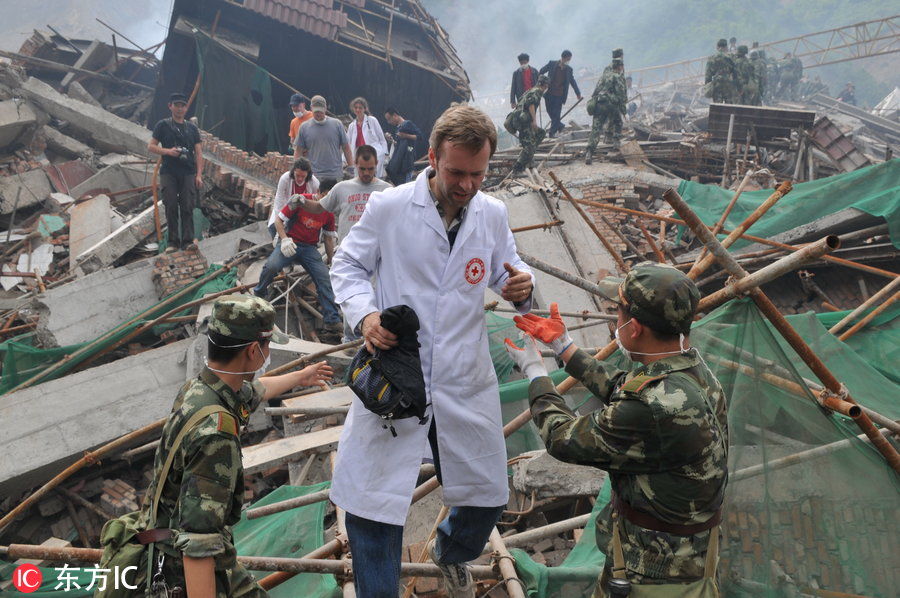 肩上的红十字是你的名字 护士节致敬汶川地震