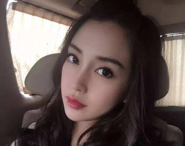 baby霸气回应和富婆圈合影站位争议：我是一个喜欢简单的人！