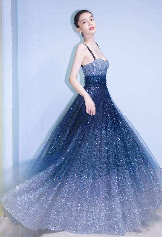 秒杀杨幂!baby的Dior星空裙半小时售罄,这才是