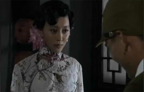 小鬼子带旗袍女进屋,赶紧关门得意阴笑,抗日神