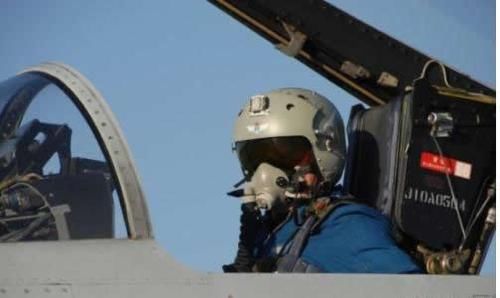 战斗机的飞行员的工资有多少,看完他们的工资