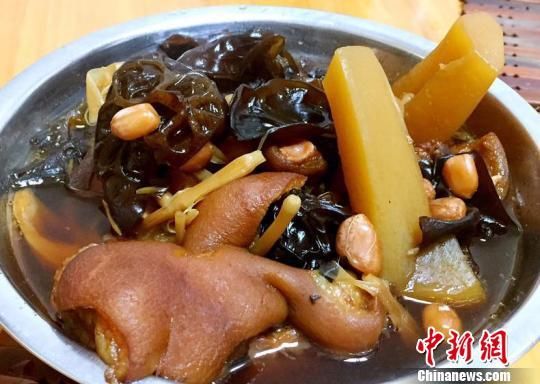 广东台山人添丁增口喜欢用“煮鸡酒”和“煲酸醋”报喜