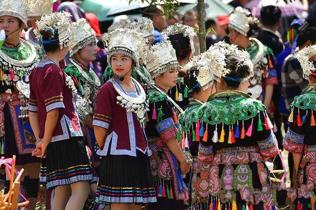 数万游客通道欢度侗族“情人节”