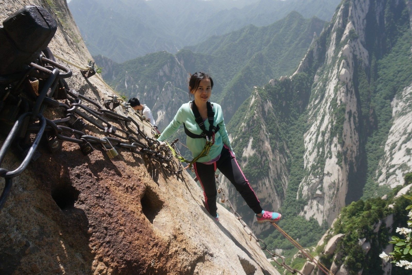 不是一般的胆大!华山美女美女上的胆大栈道见到长空表情包图片