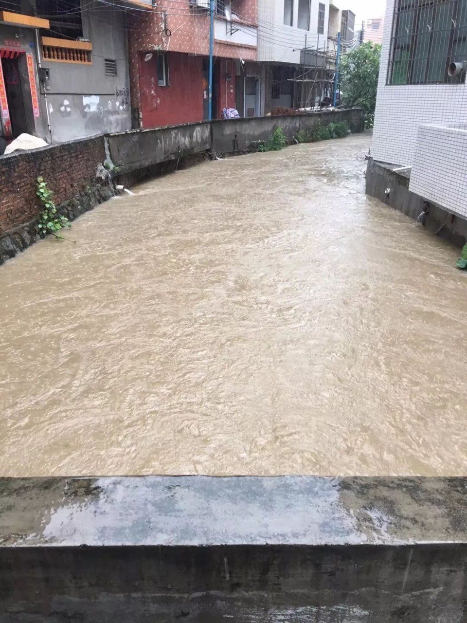 雷暴雨突袭广州!广东多地严重水浸+塞车!未来还有5号台风...