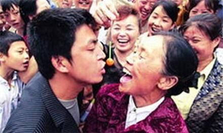 小伙爱上42岁大妈 婚后一事让他苦不堪言