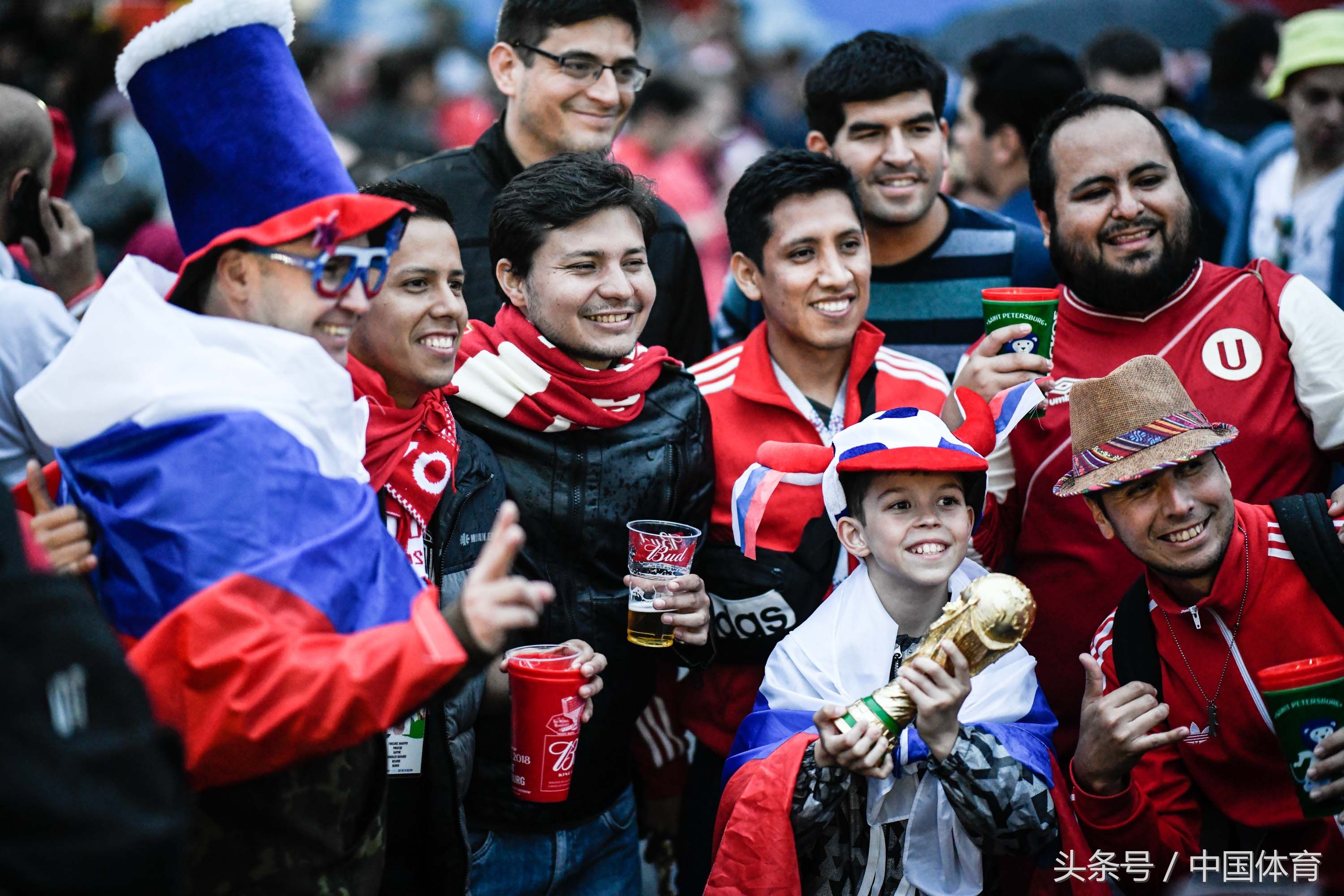 2018世界杯A组第二轮比赛 俄罗斯女球迷打扮