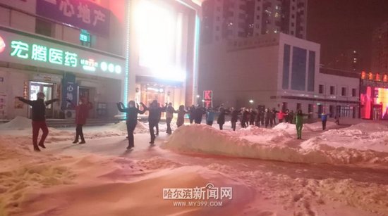 哈尔滨大妈有多疯狂?顶着暴雪和8级风坚持跳广场舞