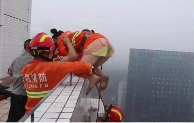 女子爬到窗户看风景，不小心手机掉了下去，接下来的一幕让人呆了