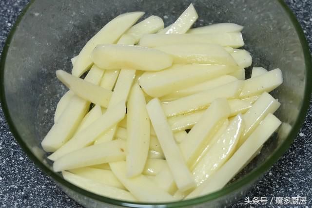 在家过六一,炸盘薯条当零食,少放油更健康,一盘不够再来一盘!