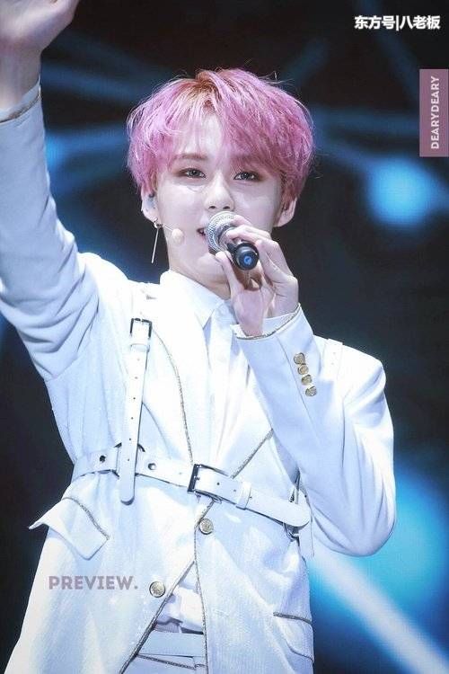 乐华七子成都演唱会朱正廷失误摔倒在舞台,范