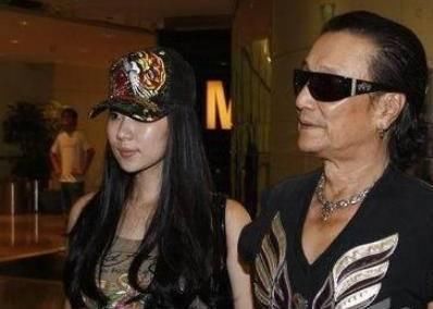 年轻时的狄波拉嫁了风流倜傥的谢贤,而如今二婚的现任